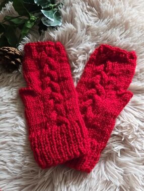 NEW Handknit Handmade 100% Merino Woold Red Cable Knit Fingerless Mittens